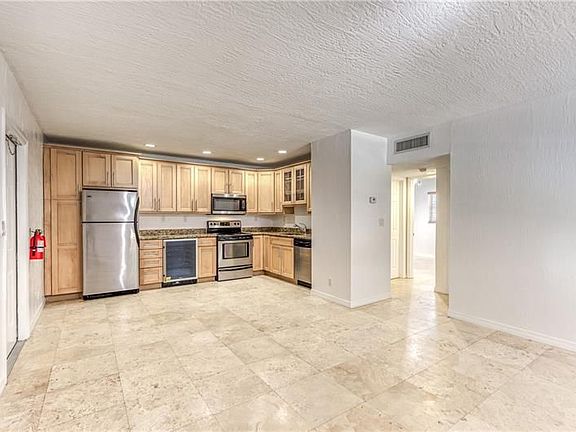 5th image of 530 NE 15th Ct APT 6