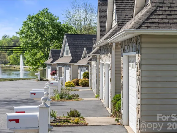 206 Waters Edge Dr, Weaverville, NC 28787