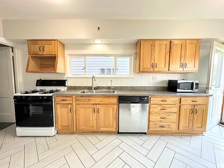 7104 Schoyer Ave — Photo 10