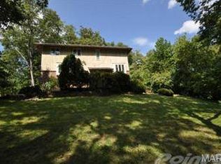 24 Lakeview Dr, Saint Charles, MO 63303
