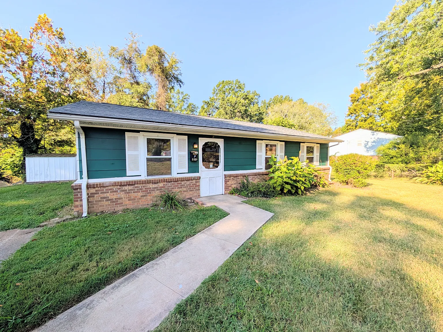 3 bed, 1.5 bath, 975 sqft, $1,295 — Photo 1