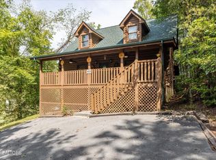 413 Ogle Dr, Pigeon Forge, TN 37863