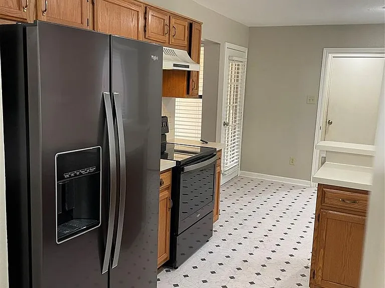 1402 Sheppard Ln — Photo 4