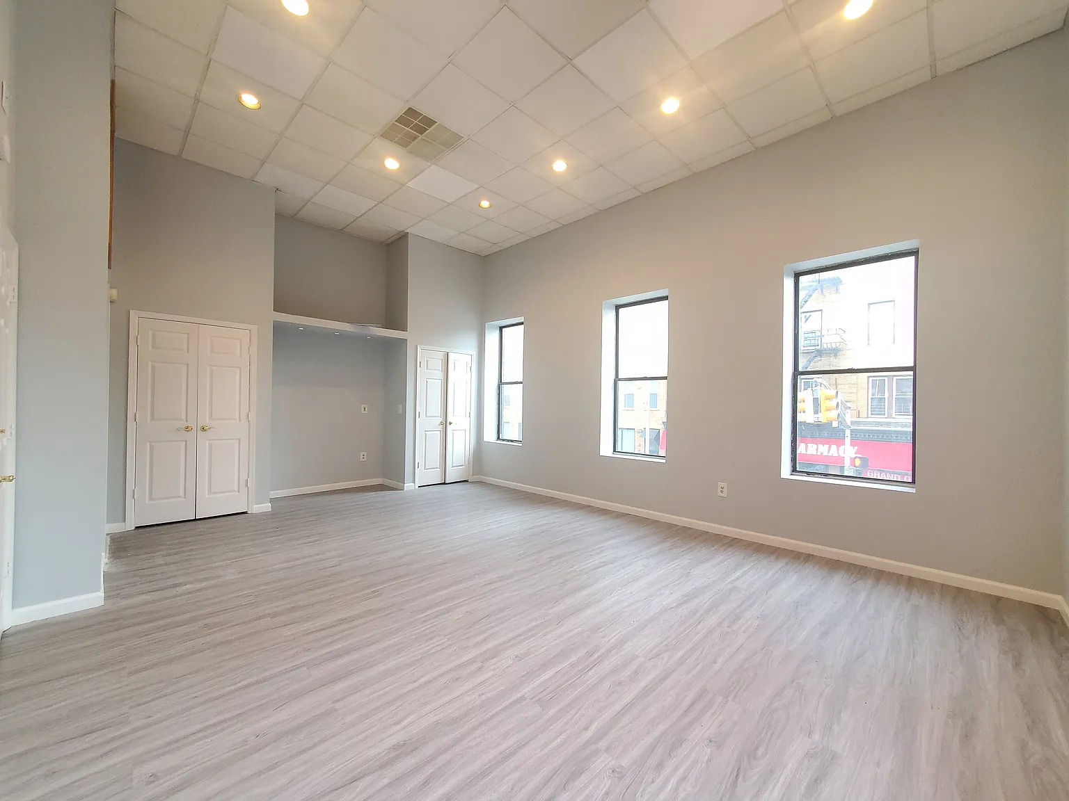 4 bed, 1.5 bath, 1200 sqft, $3,000 — Photo 2