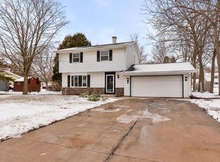 104 Stoney Ridge WAY, Saukville, WI 53080