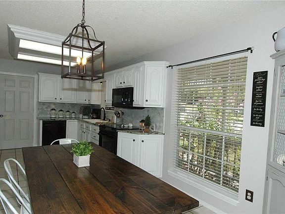 3rd image of 1402 Lovers Ln