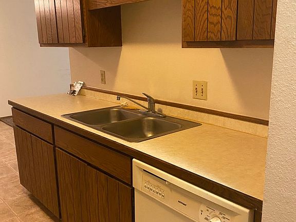 3rd image of 2626 Pacific Dr S #103