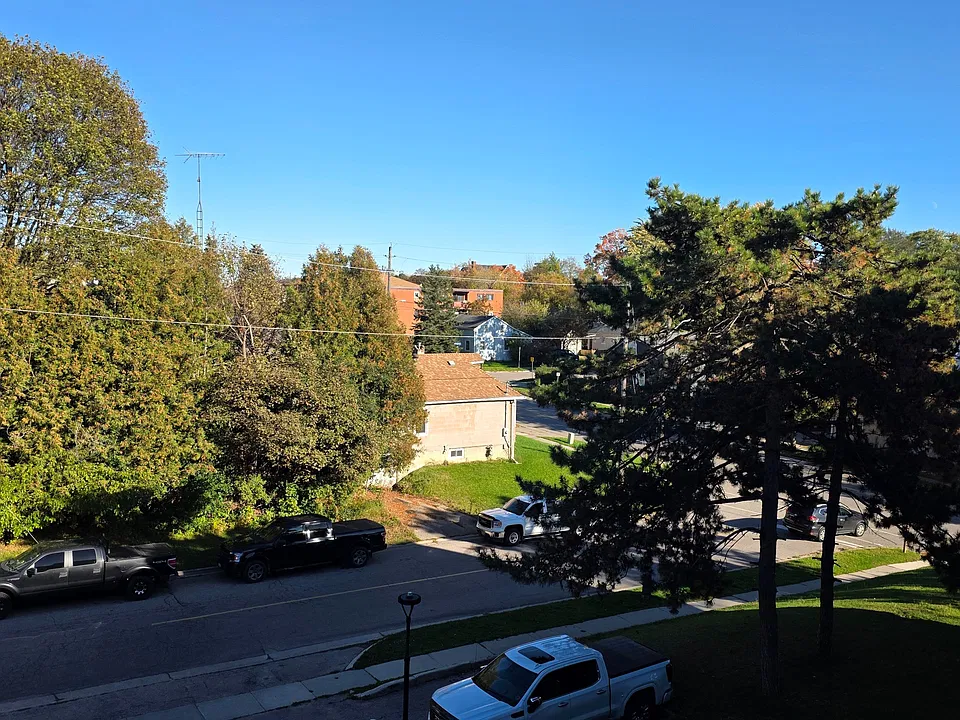 454 Centre St S #410