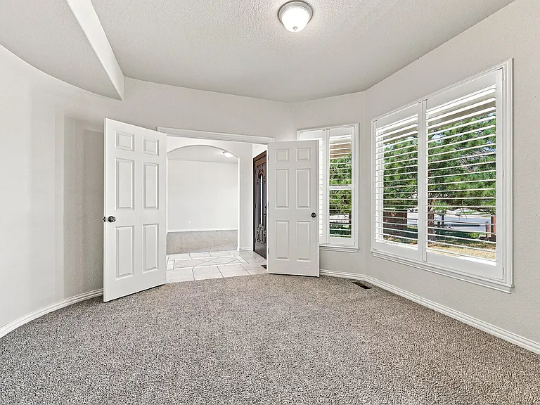 2425 Vanreen Dr — Photo 7