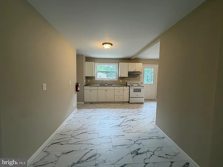 1133 Louis Dr — Photo 4