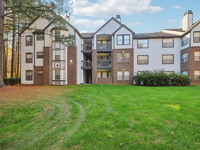 Radbourne Lake Apartments — Photo 20