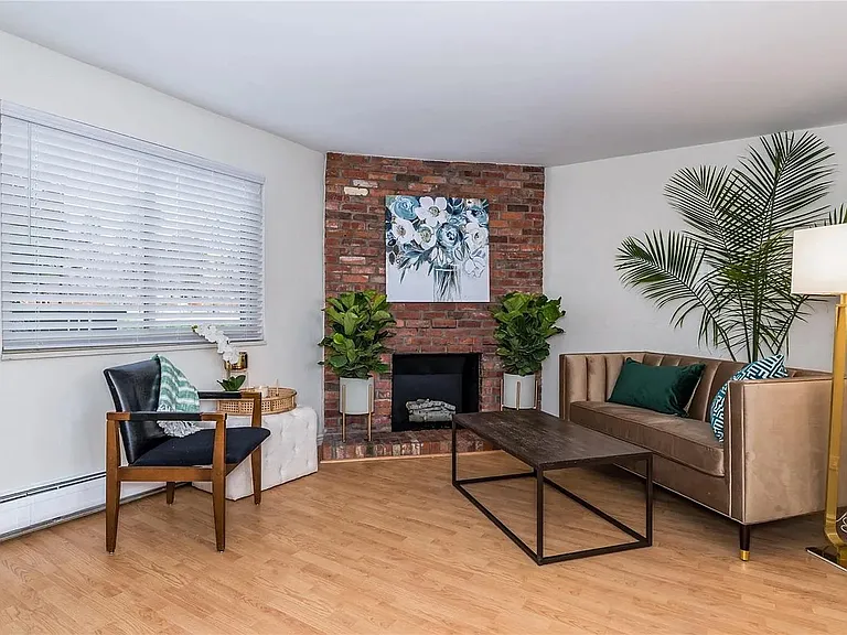 2700 S Holly St — Photo 9