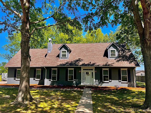 3rd image of 1906 NE Oakridge Dr
