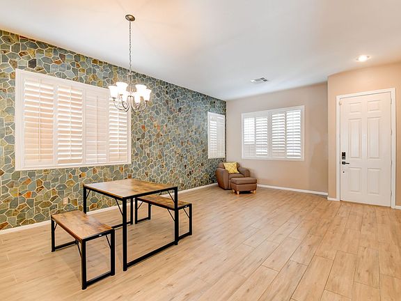5th image of 2521 Wellworth Ave