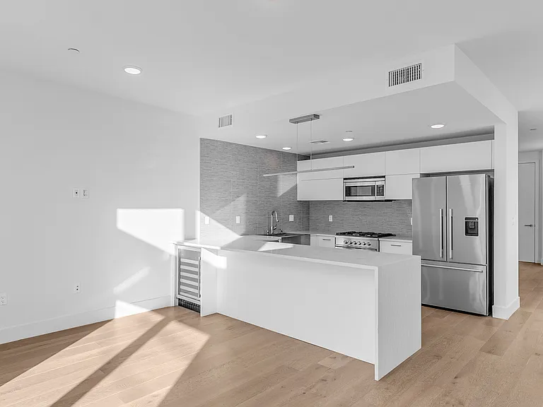 2000 N Beachwood Dr #101 — Photo 9
