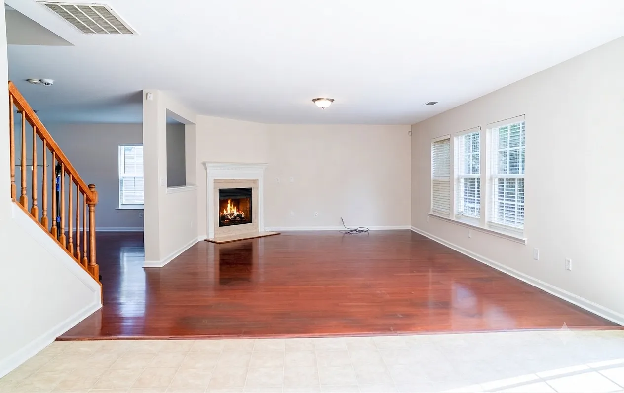 3 bed, 2617 sqft, $2,400 — Photo 3