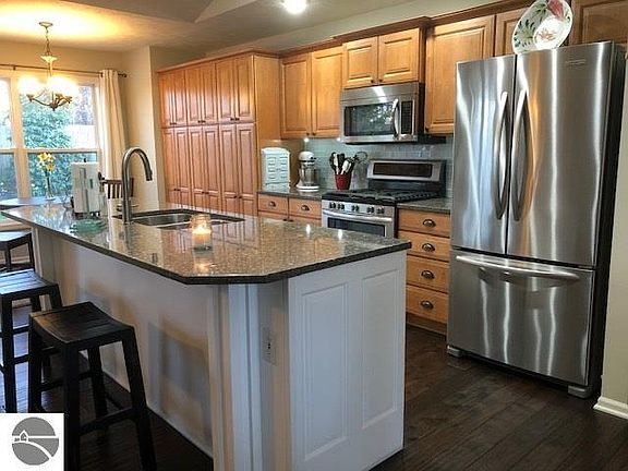 4th image of 680 Linedrive St NE