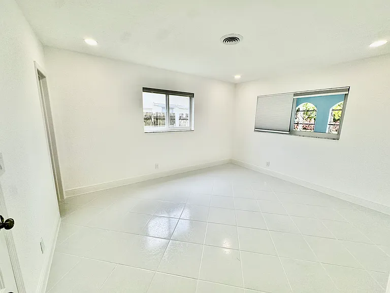 1200 SW 12th Ter — Photo 6