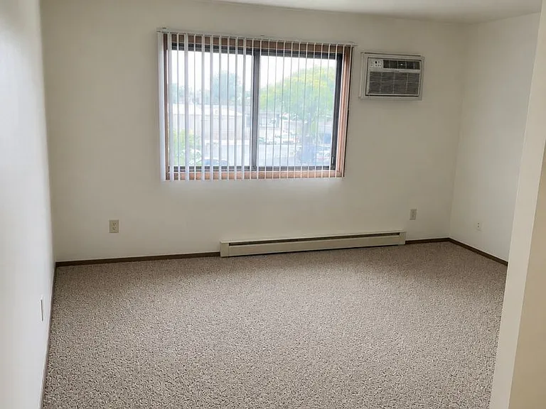 Fox Point Square Apartments - 945 — Photo 4
