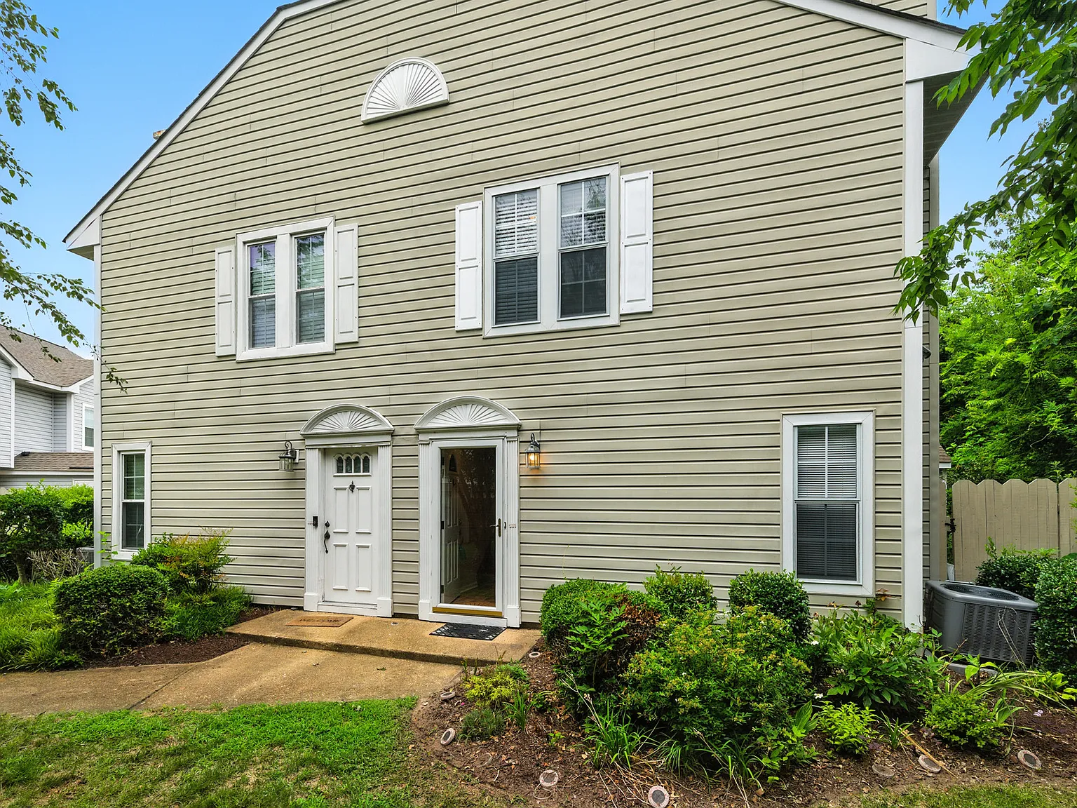 2 bed, 2.5 bath, 1254 sqft, $2,200 — Photo 1