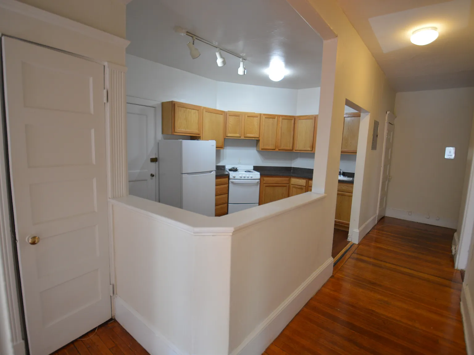 2 bed, 999 sqft, $3,195 — Photo 3