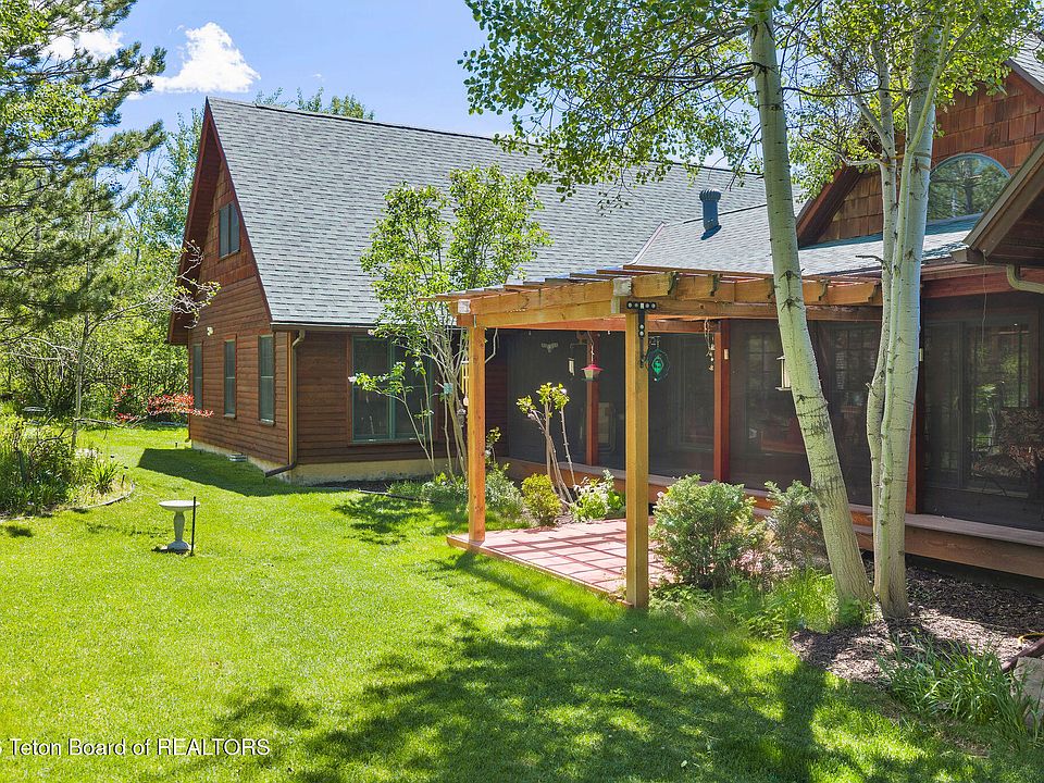 1st image of 134 Pine Dr