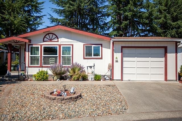 1st image of 1058 Hemlock Ln