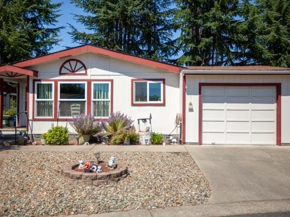 1058 Hemlock Ln, Grants Pass, OR 97527