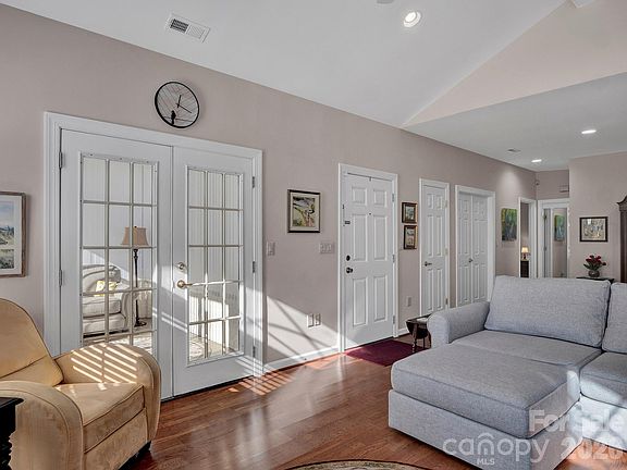 4th image of 8278 Windsor Ridge Dr
