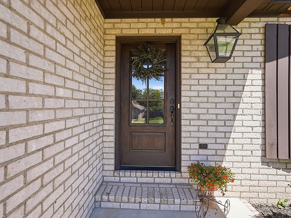 3rd image of 803 Adamson Dr