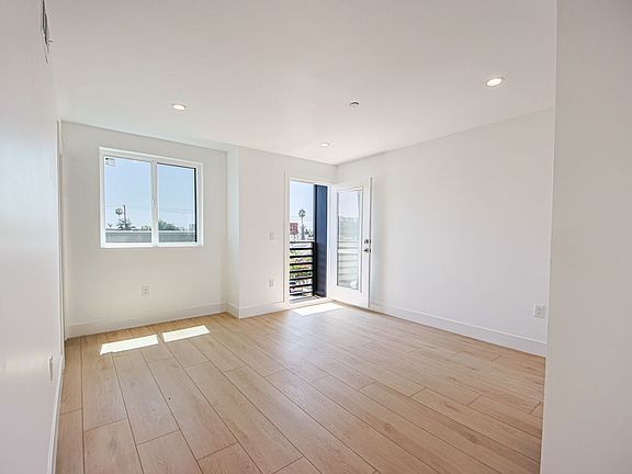 4th image of 724 N Kingsley Dr #724