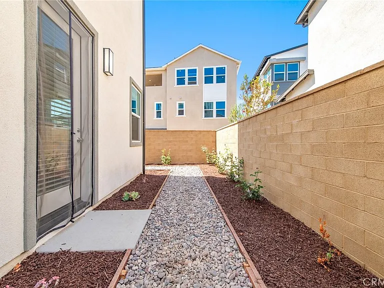 243 Yerba — Photo 11