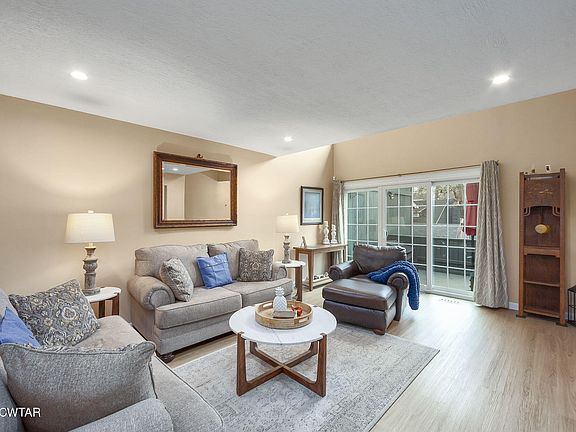 2nd image of 1104 N Pkwy #4