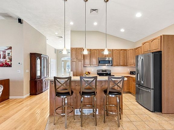 3rd image of 9 Gerry Dr