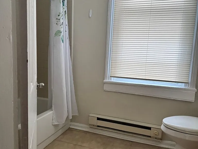 210-212 N Potomac St — Photo 17
