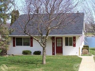 6390 Bullard Rd, Fenton, MI 48430