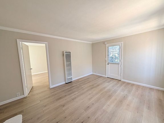 4th image of 11042-11050 1/2 Aqua Vista St #11044