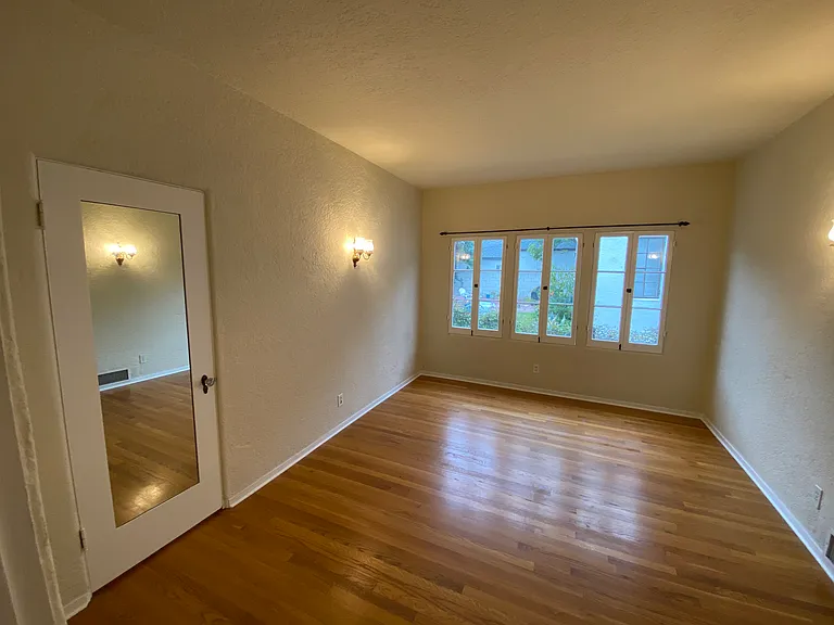 MASTER BEDROOM WITH 2 CLOSETS!