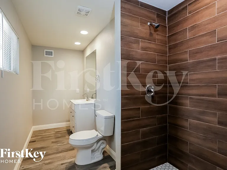 5361 N 61st Dr — Photo 8