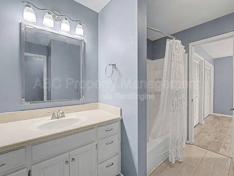 2 William Ln — Photo 17