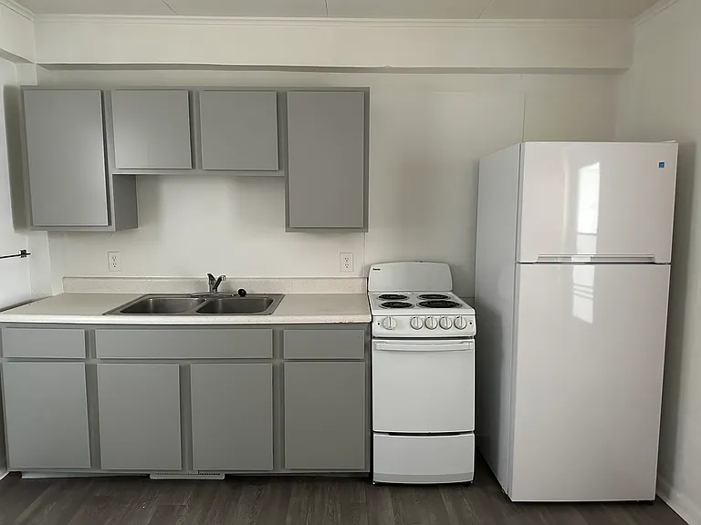 311 W Pleasant St — Photo 2