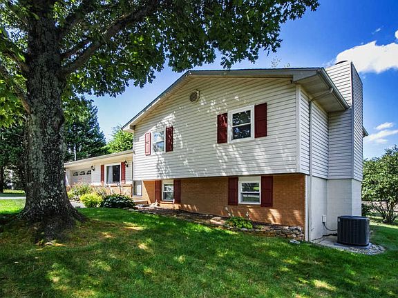 3rd image of 8631 Peppertree Ln