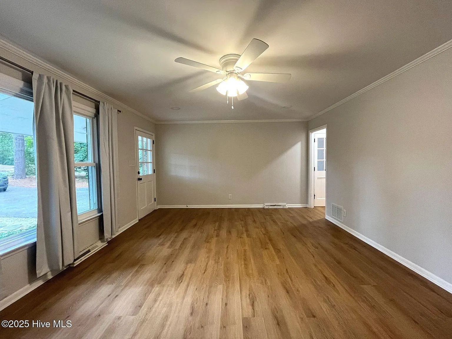 3 bed, 2.0 bath, 2160 sqft, $2,550 — Photo 3