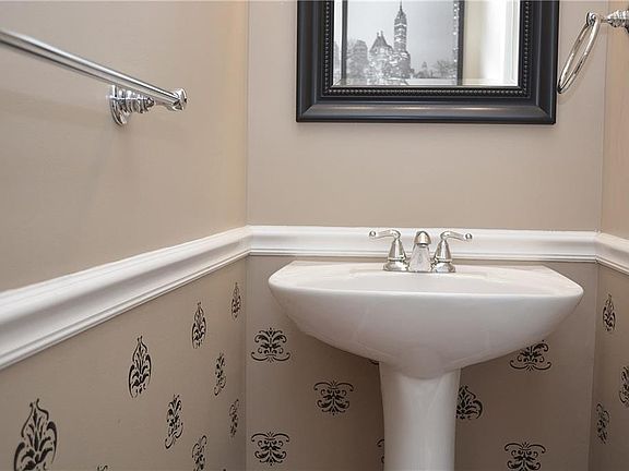 4th image of 21 Creekwood Dr