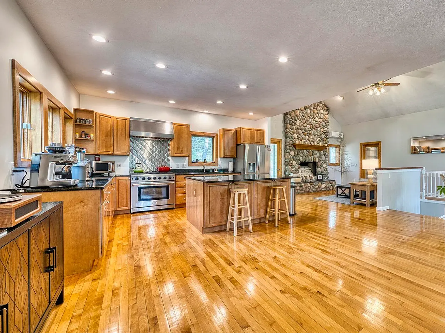 4 bed, 2844 sqft, $4,200 — Photo 4