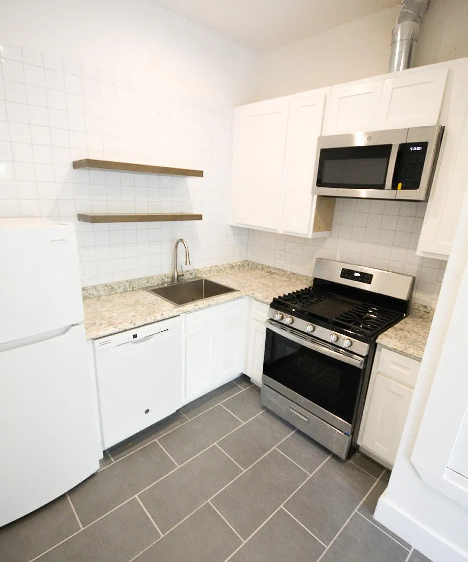 812 W Russell Pl — Photo 1