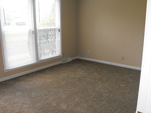 3rd image of 392 Sandlewood Dr