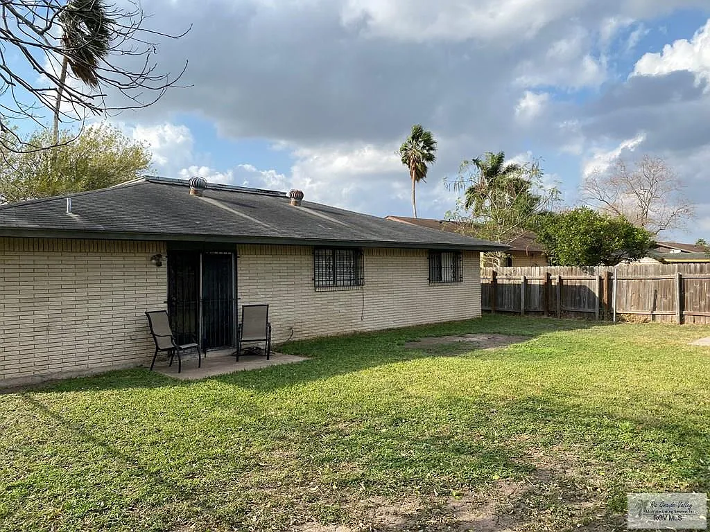 4 bed, 2.0 bath, 1755 sqft, $2,200 — Photo 2