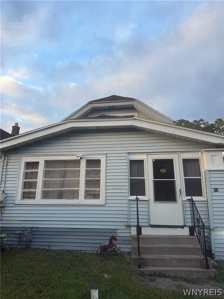 3 bed, 1.0 bath, 1328 sqft, $1,600 — Photo 1