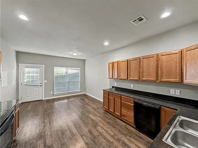 862 Oakwood Ct — Photo 4